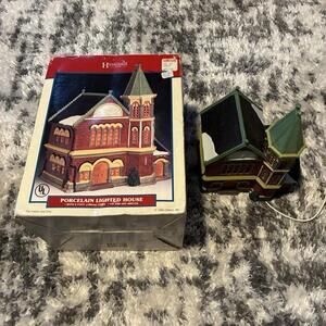 Lemax Plymouth Corners Covenant Church Porcelain Lighted House Christmas Village